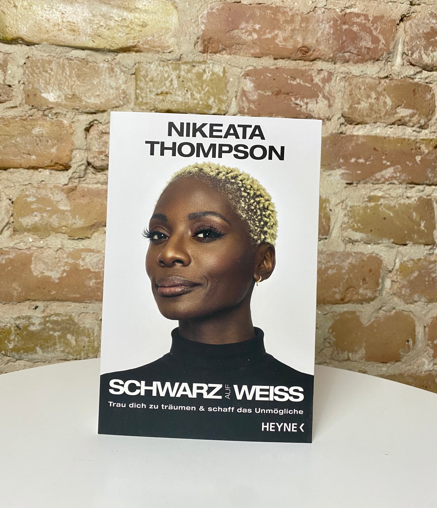 Nikeata Thompson - SCHWARZ AUF WEISS - Trau dich zu träumen und schaff das Unmögliche - SIGNED COPY